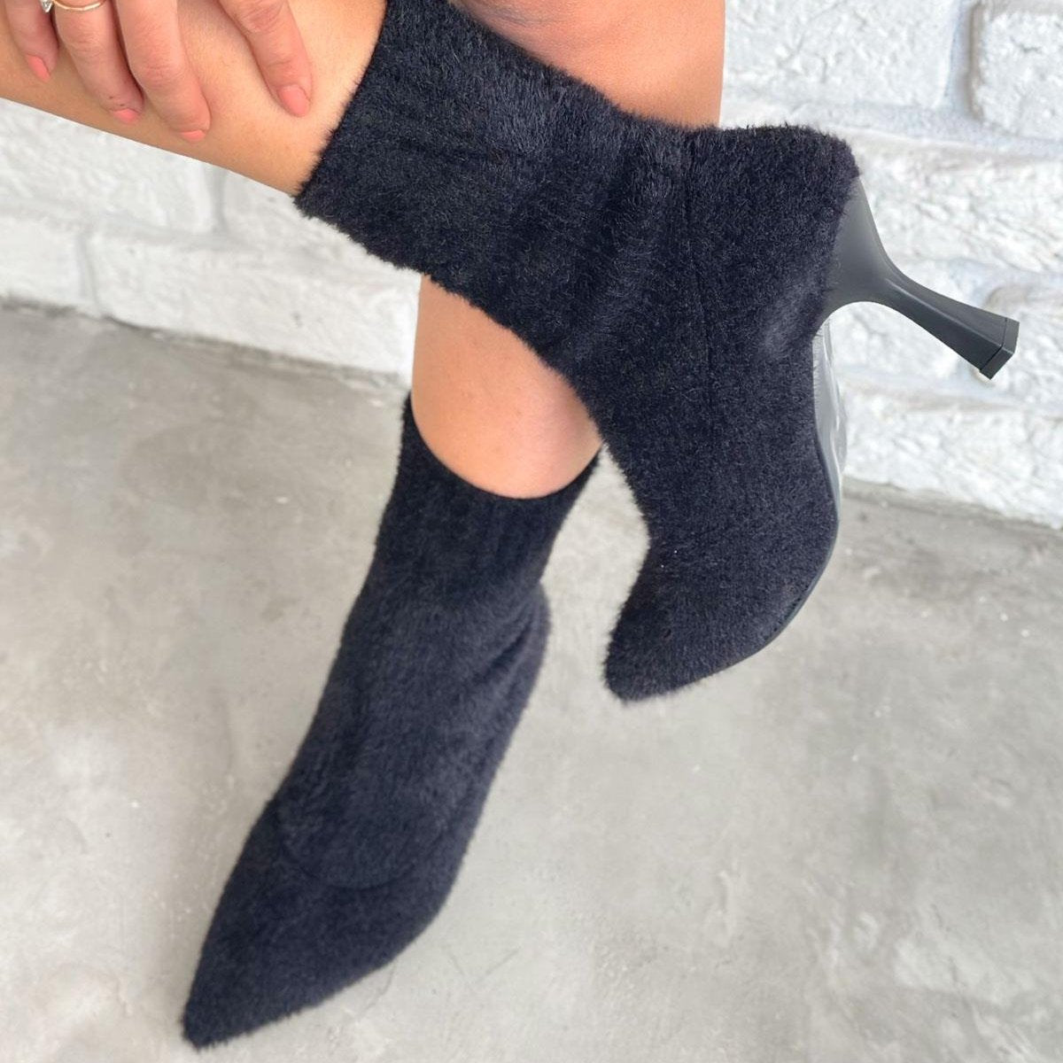 Elegant Stiletto Heeled Knit Boots